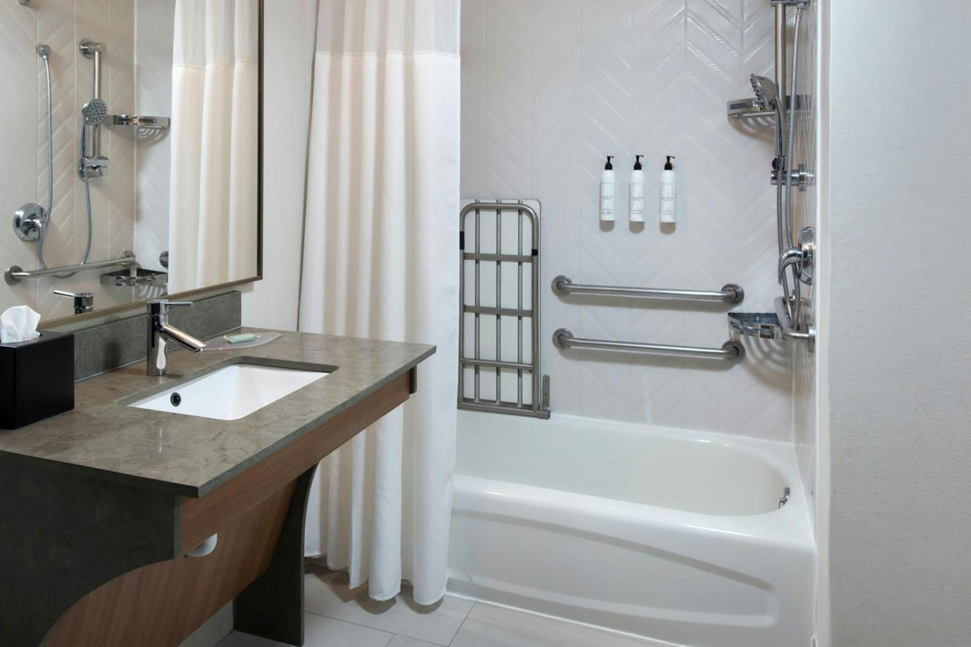 Fairfield Inn & Suites Woodbridge Авенел Экстерьер фото